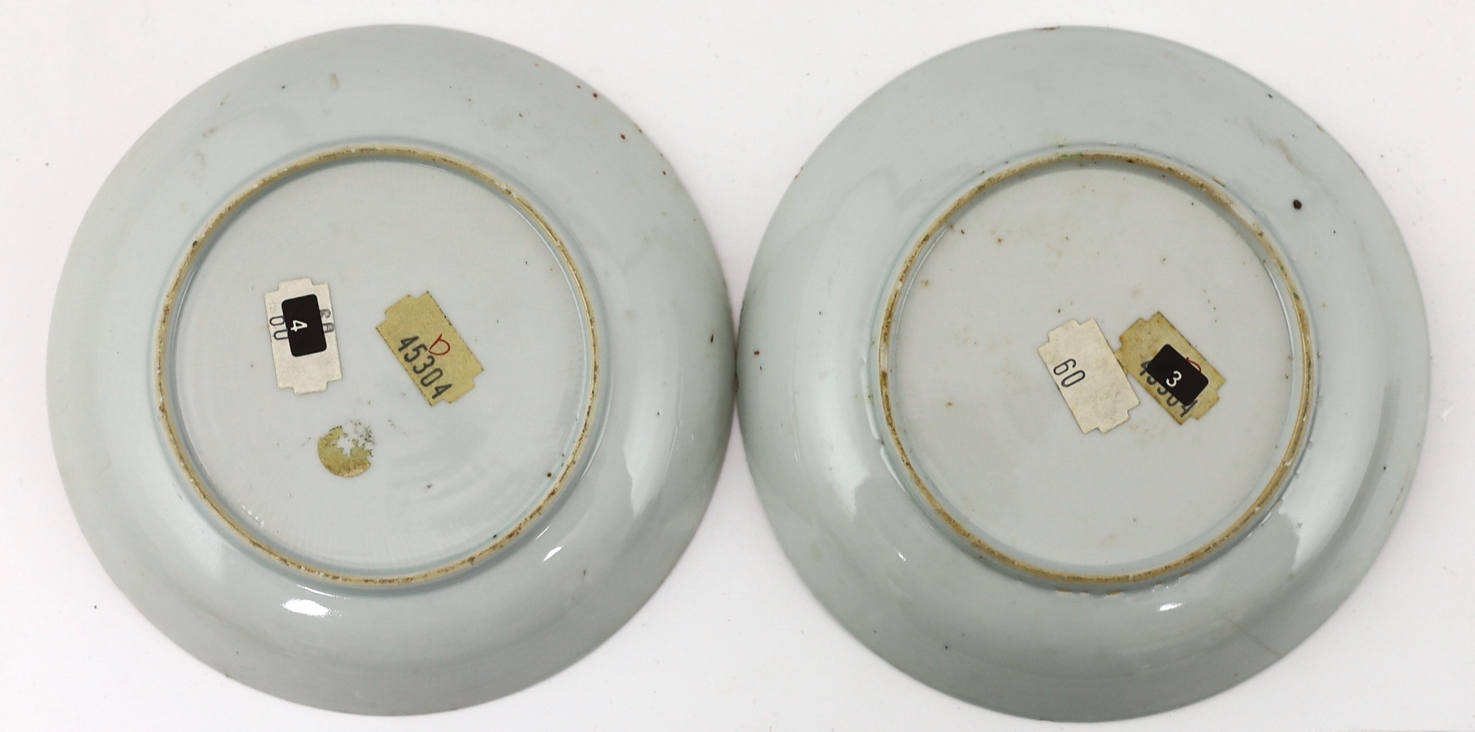 A pair of Chinese wucai saucer dishes, Kangxi period